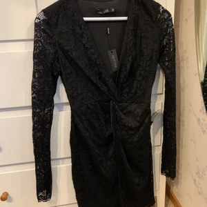 Klänning helt ny - Klänning helt ny xs från Nelly.com köpt den blev sldrig av använda den nu blivit för litet drf säljer den lappar allt sitter kvar.