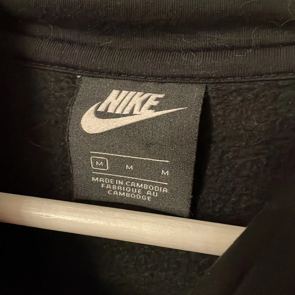 I princip en helt ny Nike Hoodie som jag använt en gång och sedan lagt undan. Otroligt otroligt skönt material! Storlek M och sitter overized på mig som är xs/s vanligtvis.. Hoodies.