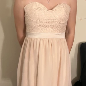 Ljusrosa klänning - Perfekt till student/skolavslutning!! Superfin ljusrosa klänning i nyskick❤️❤️💃🏼