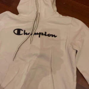 Champion hoodie - Hvid champion hoodie i størrelse L.