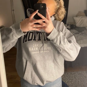 Grå hoodie med text - Säljer en väldigt bekväm grå hoodie, haft i ca ett år och fortfarande i väldigt fint skick!!😊