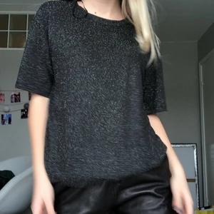 Glittrig tröja Lindex  - Köpt på Sellpy, jätte bra skick!