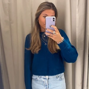 Stickad tröja  - Stickad tröja från  H&M. Köptes för något år sedan o säljs då den inte kommer till användning. 100kr plus frakt på 62 kr❤️