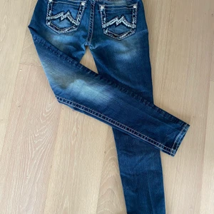 MissMe jeans Skinny - Storlek 27 i midjan, längd passar mig som är 1.69. Midjemått ca 74 cm. Relativt låga i midjan. 