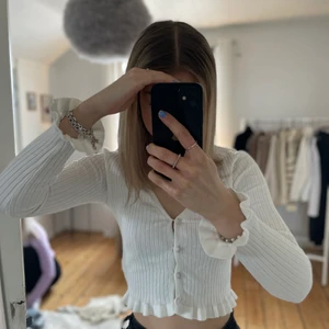 Storlek xs - En jättefin topp köpt från H&M. Använt vid fåtal gånger men säljer då jag tyvärr inte använder den. 