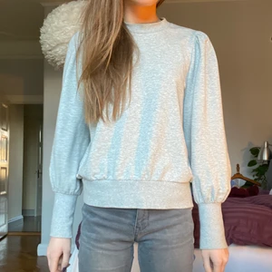 Grå sweatshirt  - Säljer denna simpla men ändå detaljrika tröja från ”Notes du nord” tröjan är knappt annvänd. Original pris 1300kr