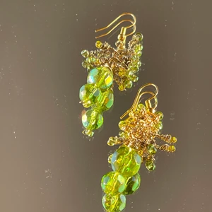 Handgjorda örhängen  - Ett par handgjorda örhängen med gröna glaspärlor i olika storlekar och guldig ståltråd!!!! Ca 4 cm med en kedja som bas :)  ************************** Kolla gärna in min profil där jag har en massa mer smycken utlagda!! Frakt ingår i priset, perfekta för dig som vill sätta en personlig prägel på stilen eller att ge bort i present 🔮💕🧿