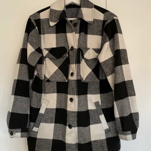 Shacket H&M strl S - Shacket från H&M, storlek S men sitter perfekt oversize om man har S/M 💘 använt mycket men fortfarande bra skick, fin som vårjacka men funkar på vinter med hoodie under 🌸 Frakt ingår 🌸