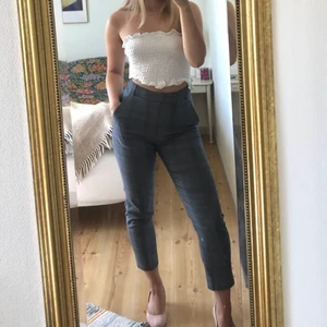 Rutiga kostymbyxor  - Mina absoluta favoritbyxor förtjänar nu ett nytt hem, helt underbara i tyget då det är lite tjockare så de blir väldigt stabila och sitter otroligt bra. Storlek 36 men passar även mig som vanligtvis är 38. Jag är också 172cm lång så de blir lite kortare runt ankeln. 🖤🖤