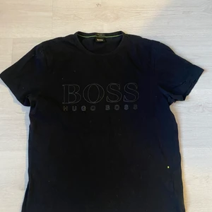 Hugo Boss T-shirt - Två Hugo Boss T-shirts. Pris för båda 300kr, pris för en 200kr. Storlek S på båda. Båda är i mycket bra skick. Köparen står för frakt.