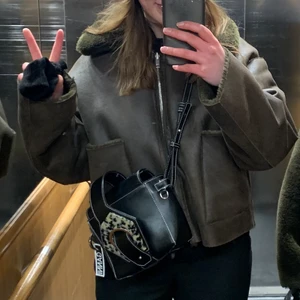 Mango reversable jacka  - Populär jacka från Mango, stl L, passar S-M beroende på hur man vill att den ska sitta 