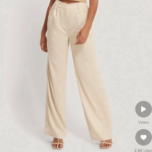 Byxor  - Helt oanvända byxor i satin från nakd⚡️köpta för två år sedan med lapparna kvar så helt i nyskick!! Superfin ljusbeige färg och perfekta nu till våren💕 Skriv privat för fler bilder eller frågor:))