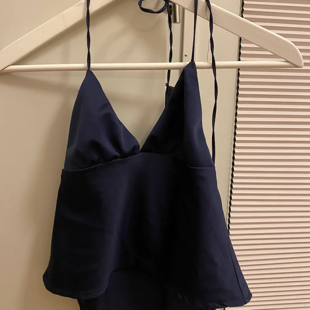 a brandy melville crop top in a great condition has been only worn twice. silky material has a flattering fit . Skjortor.