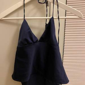a brandy melville crop top in a great condition has been only worn twice. silky material has a flattering fit 