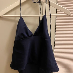 brandy melville crop top size- size xs - a brandy melville crop top in a great condition has been only worn twice. silky material has a flattering fit 