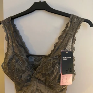 Spets topp helt ny h&m stl 38 - Helt ny! Stl 38, från h&m.