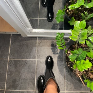 Stövlar - helt nya svarta höga stövlar🥰 passar verkligen till allting💕 storlek 36. 