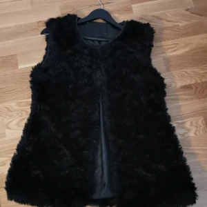 En päls väst från vila  - Västen kommet till halva rumpan och sittet jättebra 