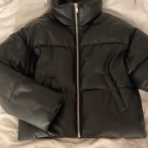 Jacka i skinnimitation - Jätte fin varm jacka från Gina tricot i fint skick! Storlek xs men passar även S-M