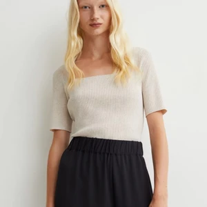 Topp - Fin ribbad topp från h&m, aldrig använd endast testad. Stl S🤍 säljer på grund av att det inte riktigt var min stil men hann inte skicka tillbaka. Nypris 199kr, säljer för 120kr inkl frakt🤍
