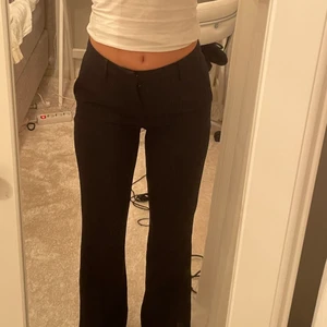 Kostymbyxor från bikbok ⚡️ - Trendiga kostymbyxor i storlek 36 från bikbok.