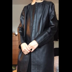 Unik skinnkappa - Cool, unik skinnkappa i äkta läder som är använd litegrann men i väldigt fint skick.  Har inte sett en liknande någonstans.  Knäpps med dragkedja och knappar. Frakten är oklar.