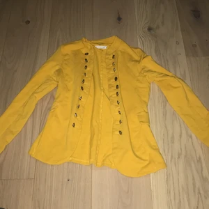 Kavaj senapsgul S - Senapsgul kavaj i strl S köpt på gekås :) lite cirkus vibes typ