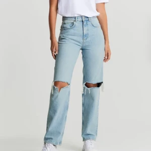 jeans ginatricot  - snygga jeans med hål från ginatricot💘🙏🏻 verkligen jätte snygga men känner att jag inte får användning för dom längre, använda några gånger skicka för fler bilder eller funderingar (köpta för 500kr)