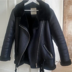 Zara jacka  - Zara jacka i storlek M. Jätte fin jacka i bra skick. Skriv för fler bilder 