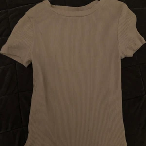 T-shirt  - T-shirt från H&M. Sparsamt använd! Fint skick 🌟