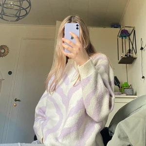 Zebra tröja  - jag säljer min lila bershka-tröja i storlek M/L. bevarad i perfekt skick. Skriv för mer info 😊💜