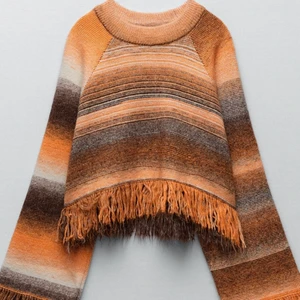 Stickad tröja  - Jättesnygg stickad tröja med fransar från Zara. Knappt använd så i super bra skick! 