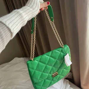 Grön väska - Oanvänd!!! Så fin men får ej användning för💕 Frakt tillkommer