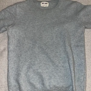 Stickad T-shirt  - Säljer denna populära soft goat tshirt i 100% cashmere - ljusblå. Säljer dock endast för bra bud❤️