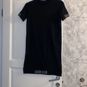 Klänning  - Klänning från Calvin Klein, använd en gång 