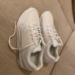 Helt nya skor - Helt nya fräscha skor i storlek 38. Från Ellos. Kan mötas upp i Göteborg eller skicka 🌸