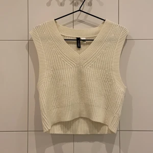 Väst - Säljer en jätte fin vit väst från h&m pga ingen andvändning. Den har andvänds några gånger och är lite lite nopprig men synns knappt annars är den i bra skick. Nypris var 99kr men säljer för 20 + frakt. Pris/övrigt kan diskuteras privat.