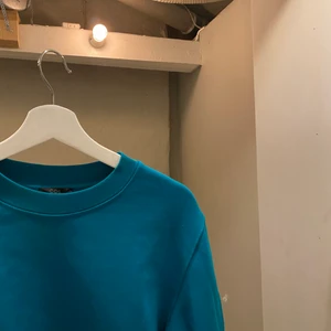 Grönblå sweatshirt - Jätte fin sweatshirt från Cos. Färgen är svår att fånga på bild men den är typ grön blå
