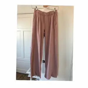 Jättesköna vida kostymbyxor från Lager 157! Storlek S. Så fin rosa färg. I bra skick och säljes då de är för korta för mig som är ca 172cm lång. Hör av er vid intresse. 💕
