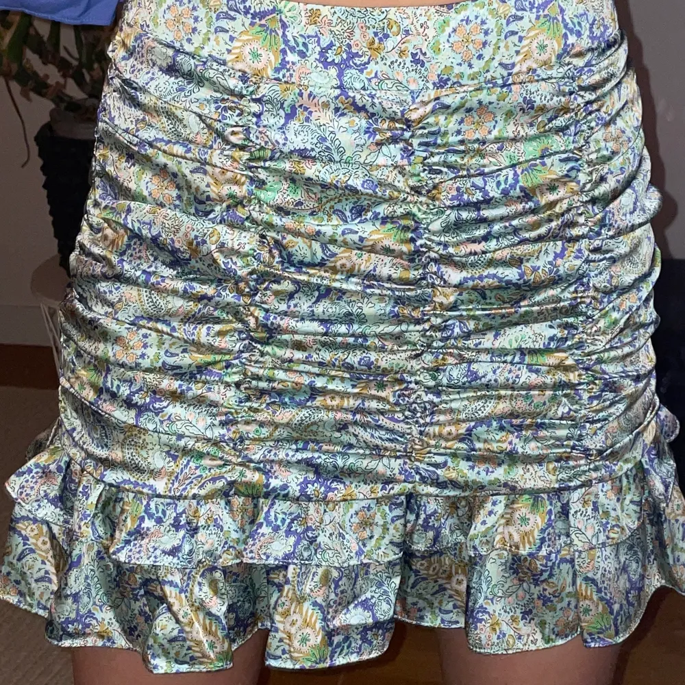 Kort mönstrad kjol från Zara🌈 dragkedja i ena sidan! Helt oanvänd!. Kjolar.
