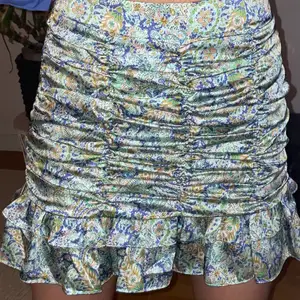 Kort mönstrad kjol från Zara🌈 dragkedja i ena sidan! Helt oanvänd!