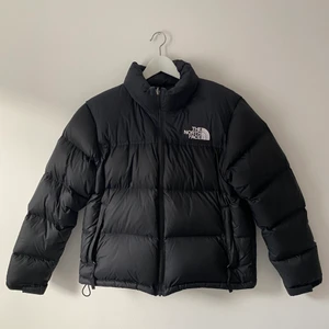 North Face 1996 Retro Nuptse - helloooo! dags att sälja denna pärlan! den är i mycket gott skick då jag inte använt den så mycket 🌟 Strl L men sitter som en M/L! Unisex jacka skulle jag säga, dock är den köpt som ”women’s” modellen! möts gärna upp runt malmö/lund men kan även frakta, då står köparen för fraktavgiften <3