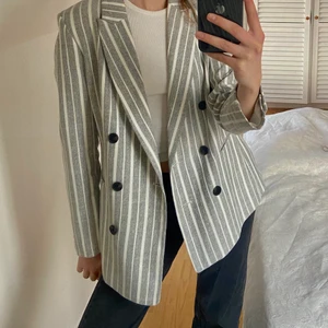 randig blazer från HM - superfin randig blazer/kavaj från HM i storlek 36. knappt använd och i fint skick! 