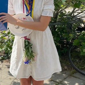 Studentklänning  - Säljer min studentklänning, använd en gång dvs på min studentdag. Den har klarat sig utan några fläckar och defekter. Skriv vid intresse eller för fler bilder. 