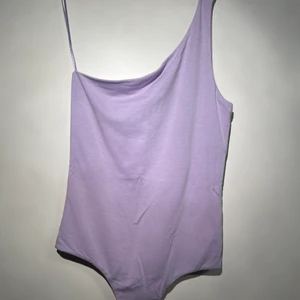 Lila body - Lila body från bikbok i bra skick