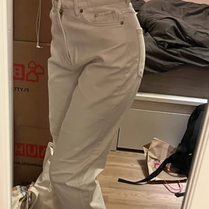 Vita jeans - Stilrena vita jeans från H&M🤍Säljer dem på grund av att de aldrig används. Jag har stl 34 men kan kanske passa någon som har 36 också. Har bara provats, aldrig använda!