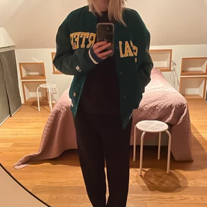 Varsity jacket -  Grön ”College jacka” från junkyard. Aldrig använd så skick är som ny. Den är lite fodrad vilket gör den varm.💚💚 nypris: 800