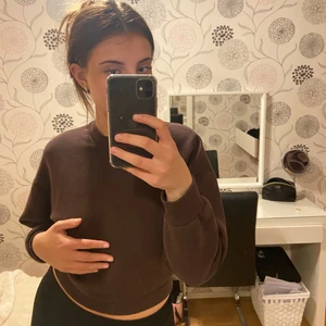 Brun sweatshirt från Gina Tricot  - Säljer denna snygga bruna sweatshirten från Gina Tricot🤎 Använd några gånger, men är i jättefint skick! Nypris 249kr. Köpare står för frakt🤎