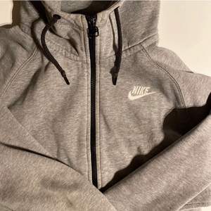 Nike hoodie i killmodell storlek M men skulle säga att den passar S också. Ett litet hål (bild 3) på armen men är enkelt att laga. Frakt tillkommer 
