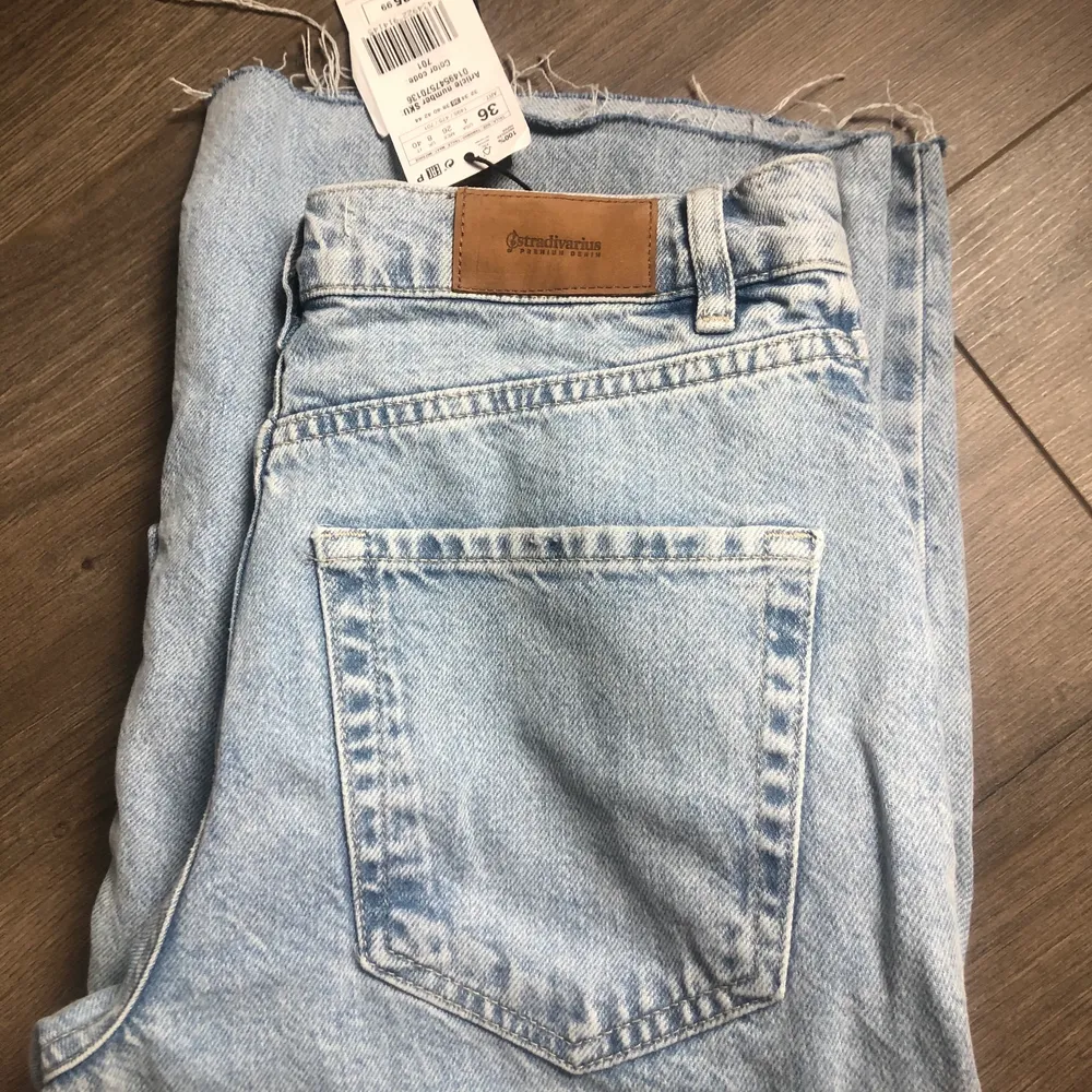 Säljer dessa ascoola jeans från stradivarius!! Helt oanvända med lappar kvar. Köpta för 359 kr men har aldrig använt då jag har andra jeans jag använder istället och de är något små🤍. Farkut & Housut.